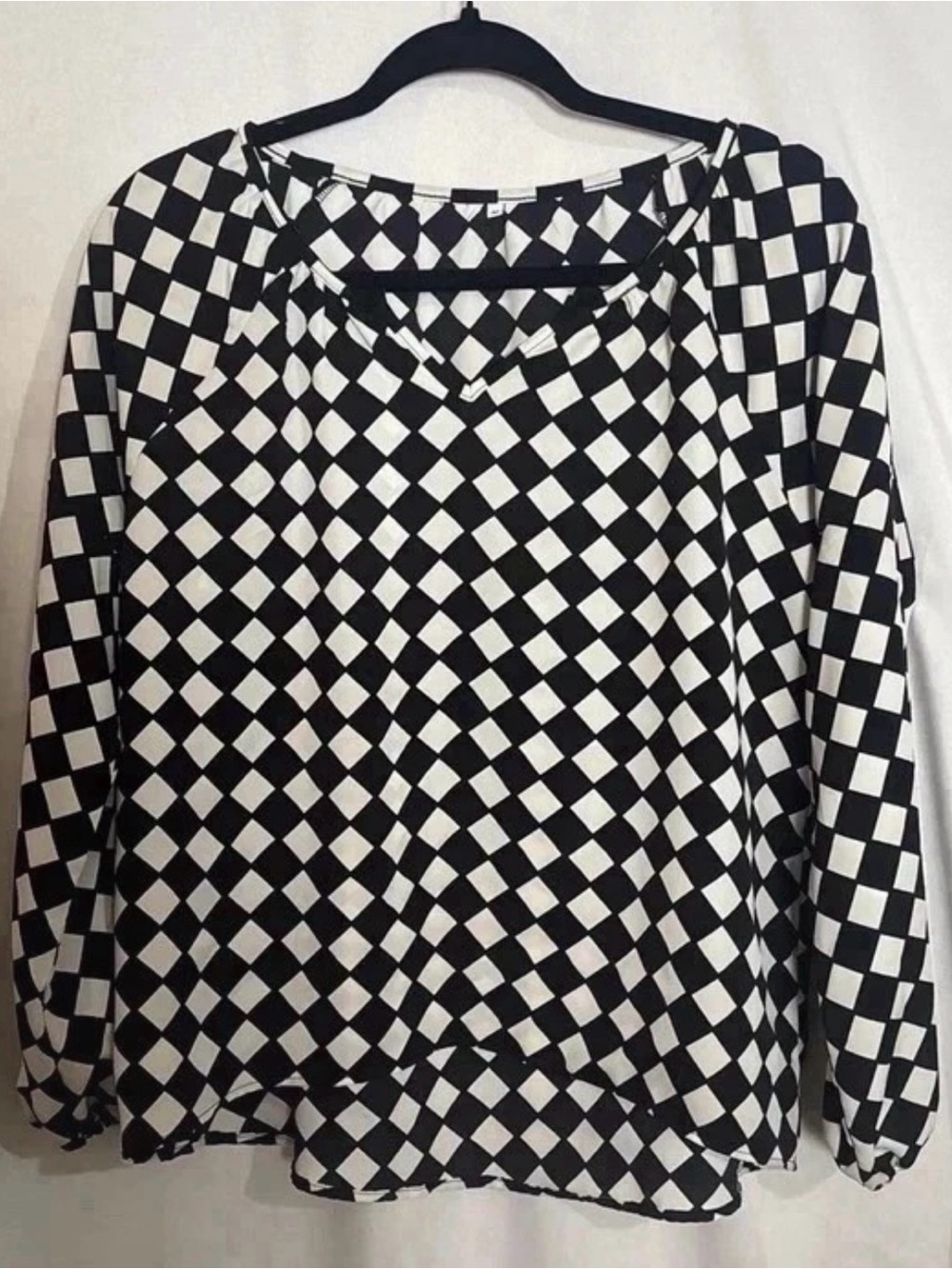 Black & White Geometric Checkerboard/Diamond V-Neck High-Low Blouse Size Medium